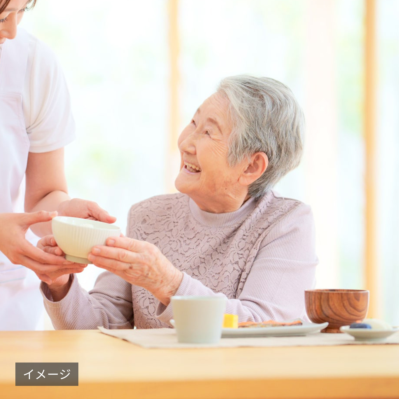 食事を受け取る女性